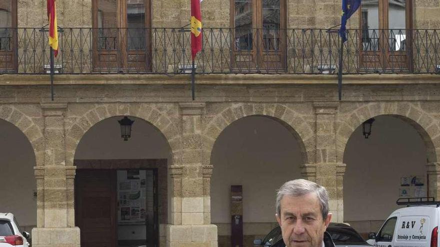 Al arquitecto del edificio Mercantil, Román Ávila, ayer, en la plaza Mayor de Benavente.