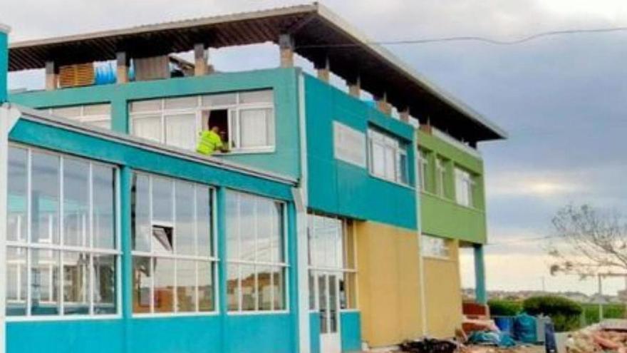 Educación retira la uralita de la cubierta del colegio de Tapia