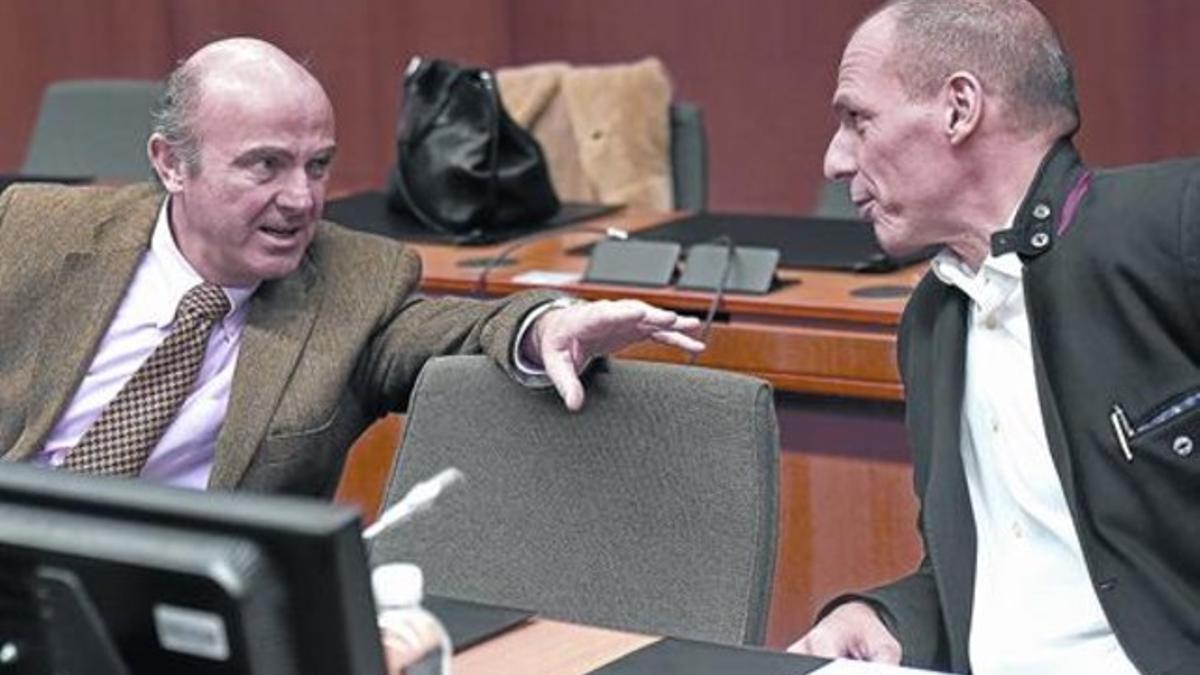 Guindos y Varoufakis, ayer, en Bruselas durante la cumbre del Eurogrupo.