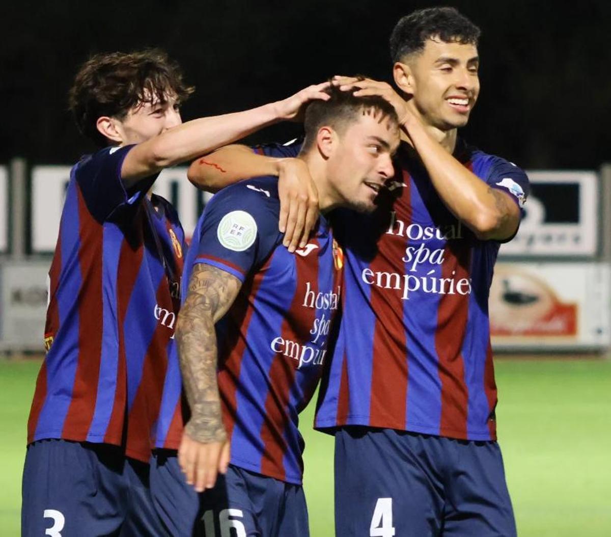 Erik Baena, al centre, celebra el tercer gol.
