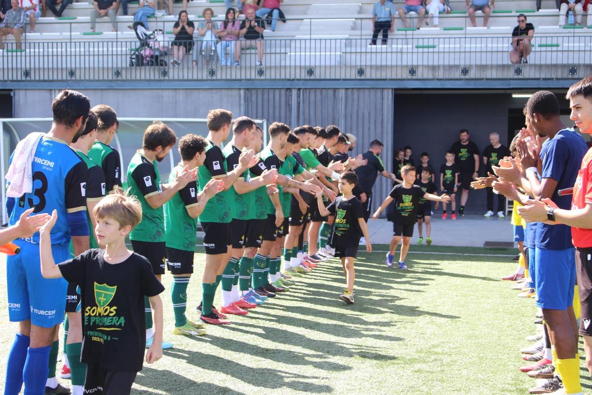 EN IMÁGENES: El pasillo del Hispano a los pequeños del prebenjamín A tras ganar la liga y conseguir el ascenso a Primera