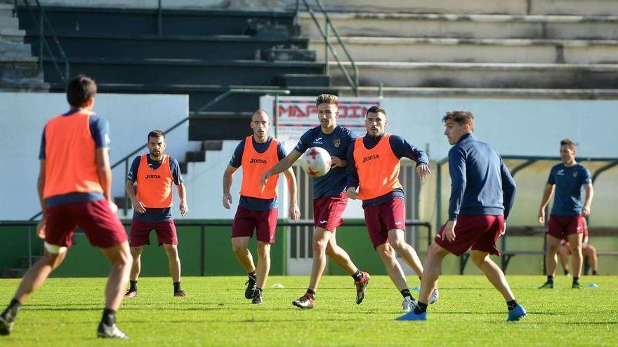 De izquierda a derecha, David Castro, Marcos Álvarez, Etxaniz, Iván Martín, Álex Fernández, Berrocal y David Añón durante un entrenamiento en A Seca. // Gustavo Santos