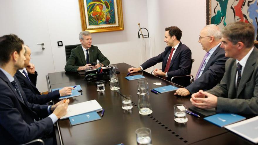 Rueda, en el centro, con miembros de Samca a la derecha. | L. O.