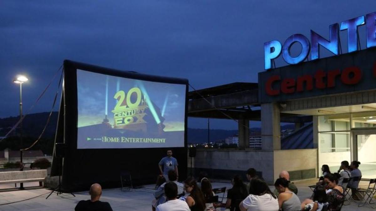 El director creativo del OUFF, Óscar Doviso, presentando el film en el centro comercial Ponte Vella.