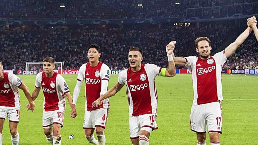 Los jugadores del Ajax celebran su pase a la fase de grupos de la Champions.