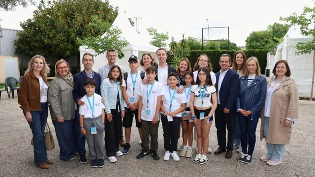 El presidente insular Llorenç Galmés y autoridades, con niños participantes en la feria. |