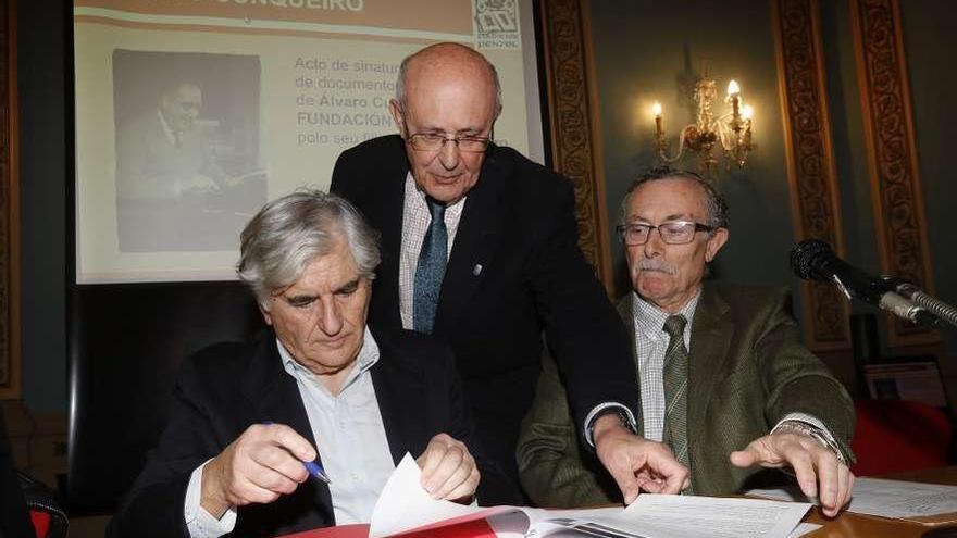 César Cunqueiro (izquierda), Francisco Domínguez (centro) y Manuel Puga, durante la firma. // R. Grobas