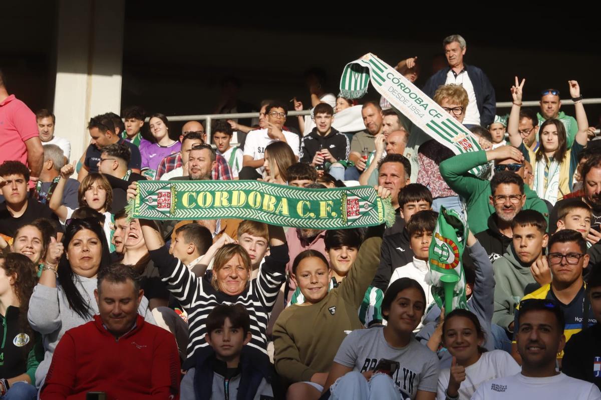 Córdoba CF-Cádiz: las imágenes de la afición blanquiverde en El Arcángel Córdoba CF-Cádiz: las imágenes de la afición blanquiverde en El Arcángel
