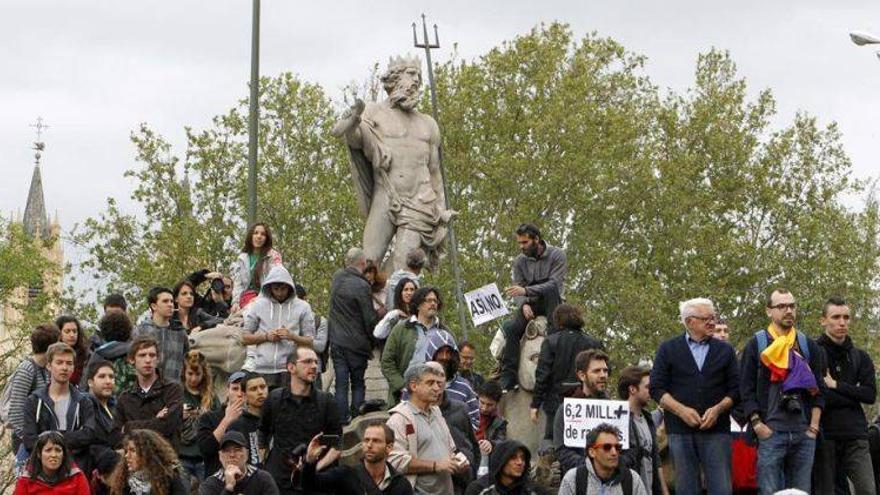 La Policía dispersa a los manifestantes congregados en Neptuno