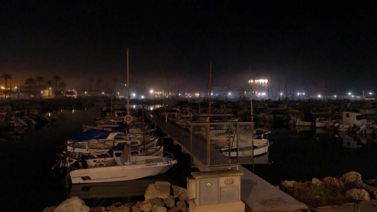 Niebla en el Club Náutico del Portitxol, en Palma, la noche del jueves