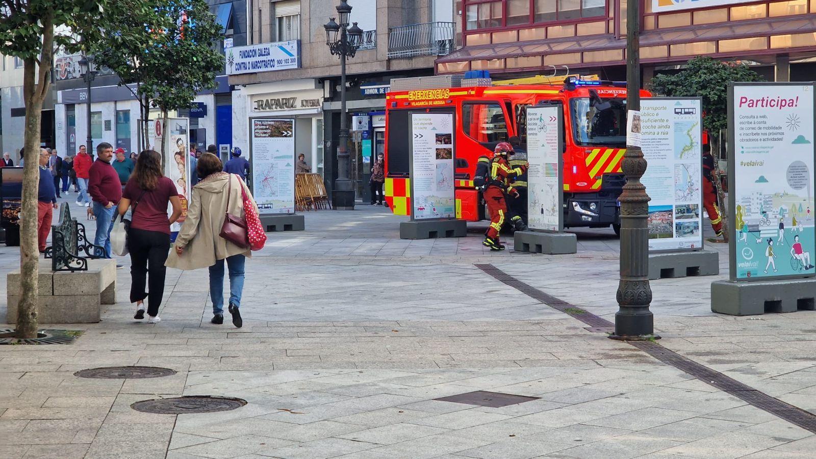 Alarma en Vilagarcía tras una explosión y un incendio en el bajo de un edificio