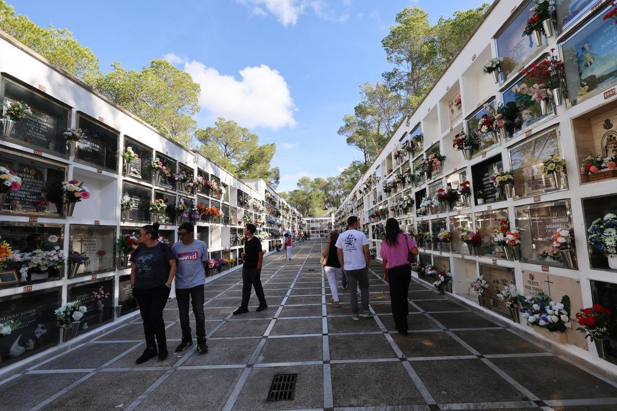 Todas las fotos del día de Tots Sants en los cementerios de Ibiza