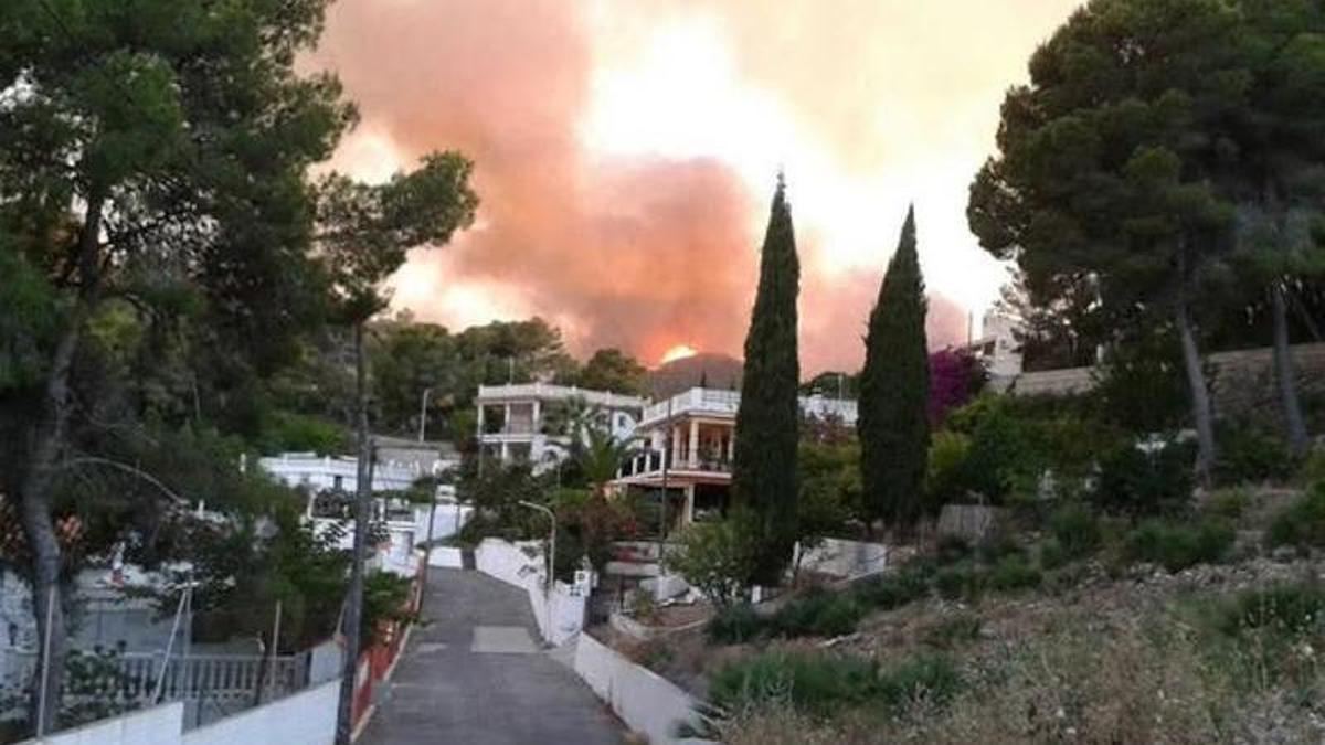 El foc apunta per darrere de la urbanització Santa Marina.