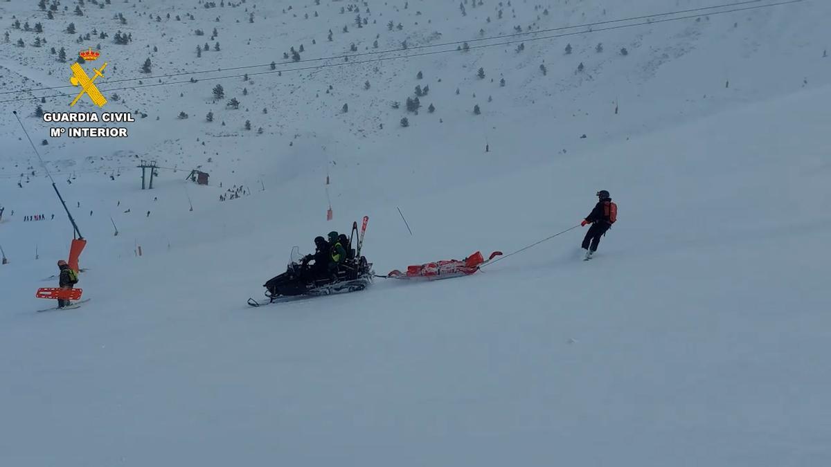 Impresionante rescate de dos montañeros en la nieve tras una avalancha