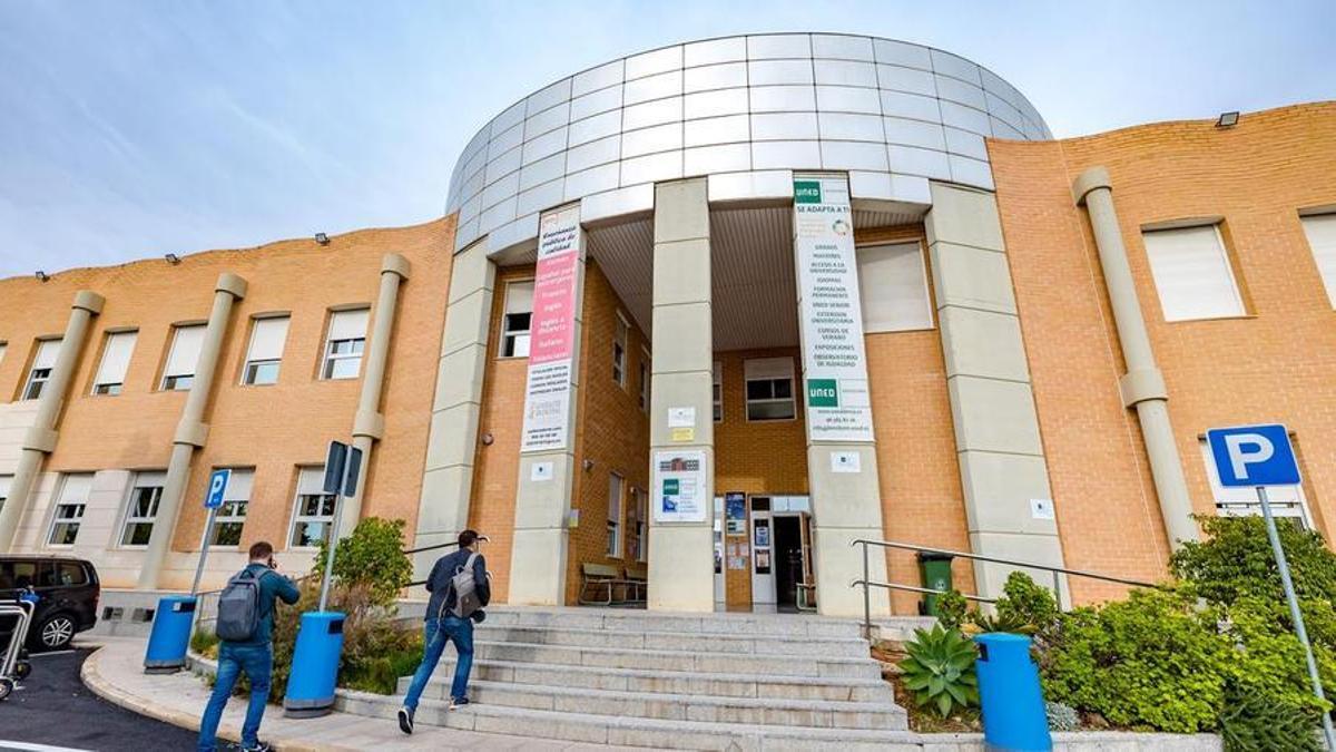 El edificio municipal en el que se ubica la Escuela Oficial de Idiomas de Benidorm, compartiendo sede con la Uned.