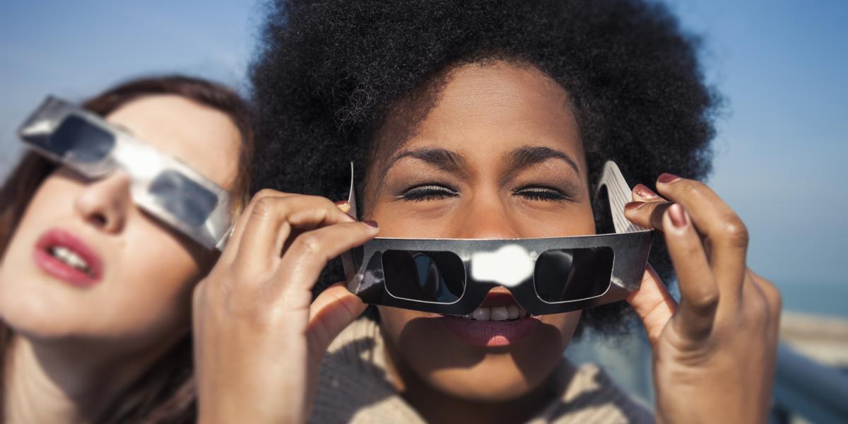 El eclipse debe verse con gafas especiales.