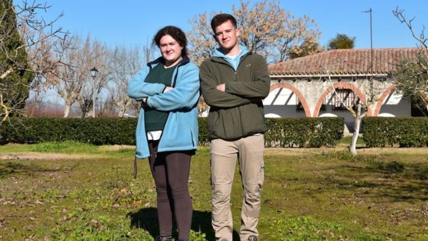 Lucía Briones y Emilio Camacho, dos de los alumnos del ciclo de grado medio de Producción agropecuaria.