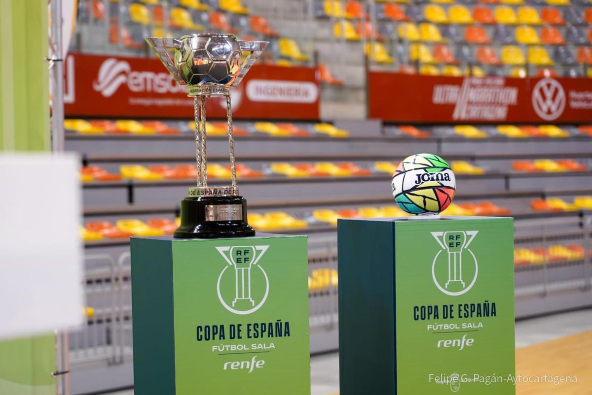 El trofeo y el balón oficial de la Copa de España