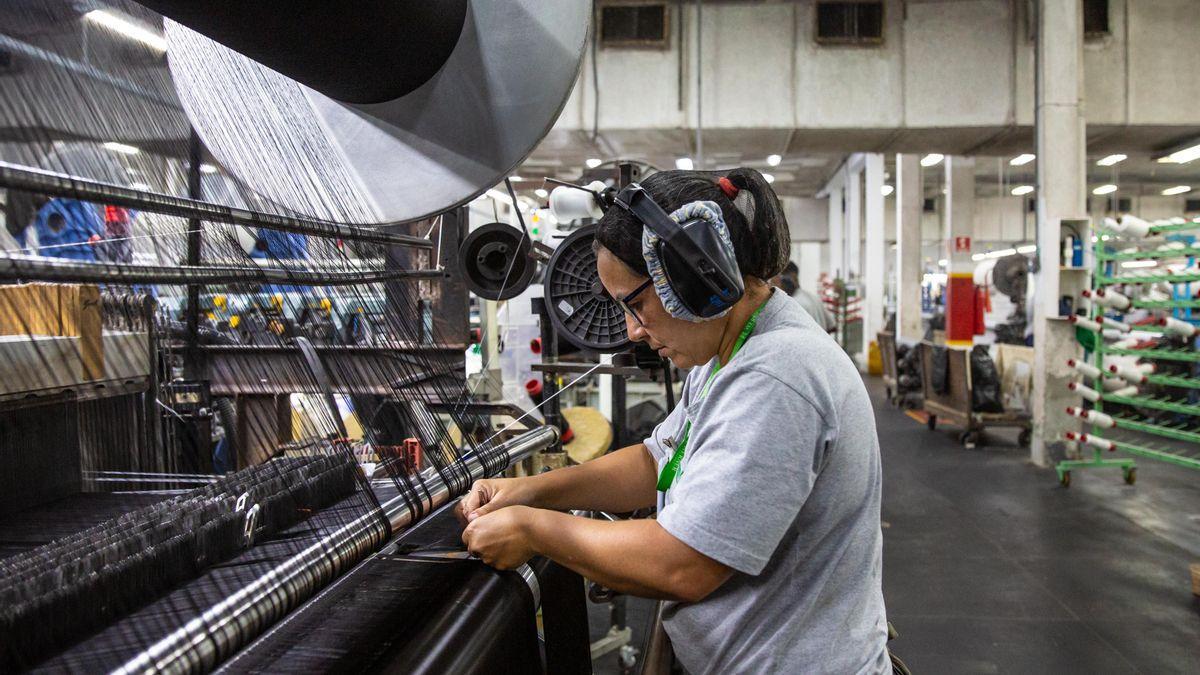 El empleo mejora en 2025 entre las mujeres, los jóvenes y los mayores de 45 años.