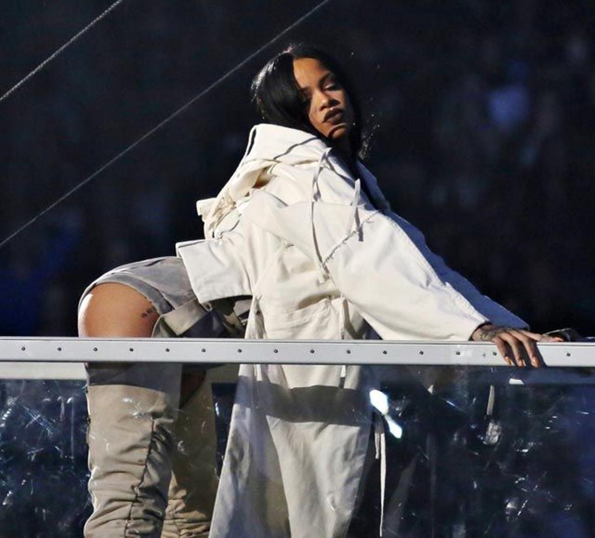 Rihanna baila sensualmente en su concierto de Vancouver