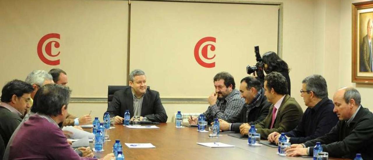 Miguel Falcón, en el centro, durante un pleno de la Cámara de Comercio de Vilagarcía. // Iñaki Abella