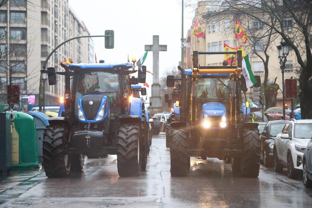 Primeros tractores entrando en la avenida de España de Cáceres.