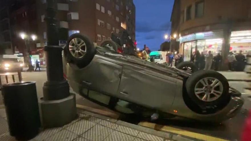 Vídeo: Así fue el espectacular vuelco de un coche en la avenida de Pumarín de Oviedo