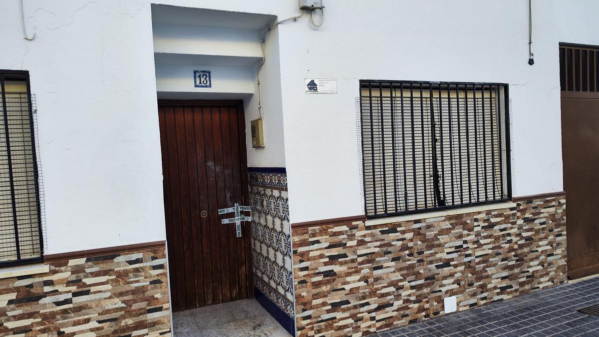 Vivienda del fallecido, precintada por la Guardia Civil.