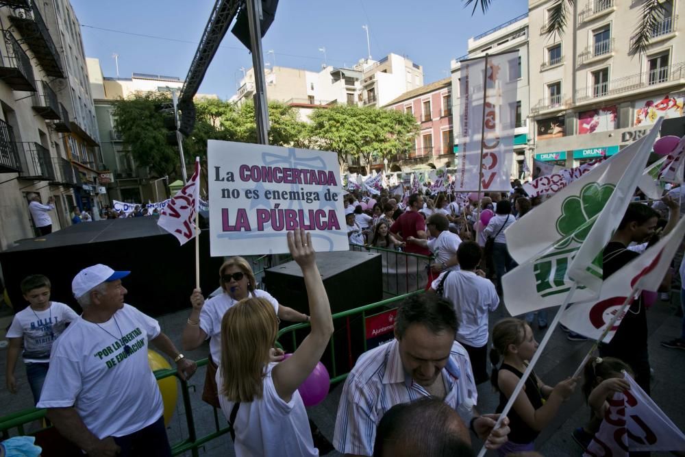 Los manifestantes de diferentes puntos de la provincia piden que sus hijos mantengan la libertad a la hora de optar por esta educación