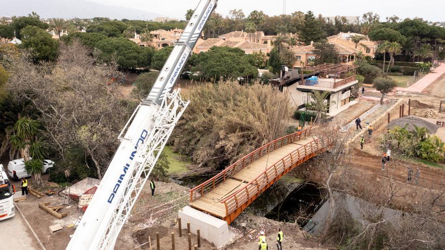 Estepona instala un puente sobre el Arroyo Dos Hermanas para seguir ampliando la Senda Litoral