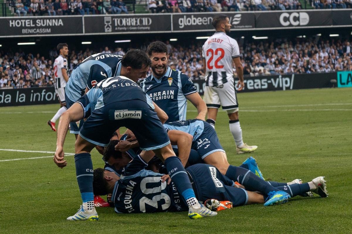 Los futbolistas del Córdoba CF celebran el segundo de sus goles ante el Castellón.