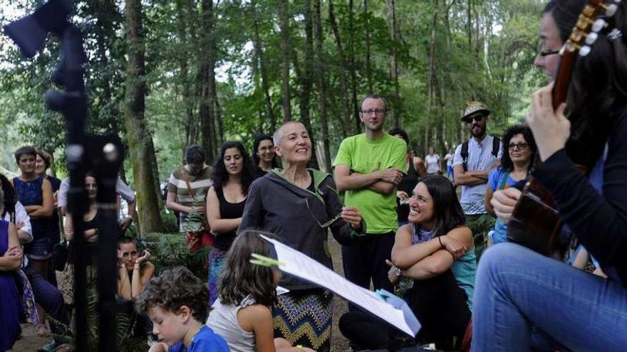 Mercedes Peón, en el centro, cantó en un momento del acto.