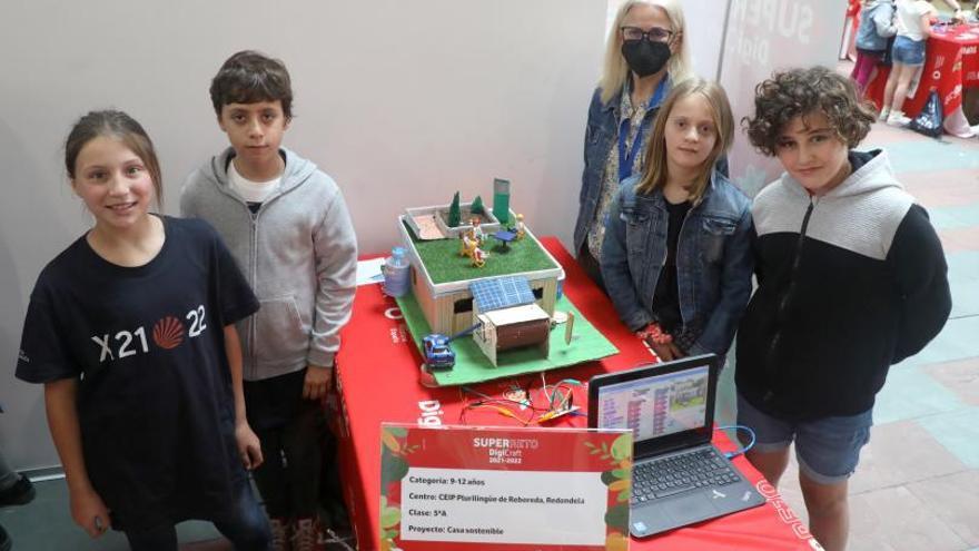 Alumnos del CEIP de Reboreda, de Redondela, con su profesora Luisa: Carlota, Nuno, Iria e Iván.