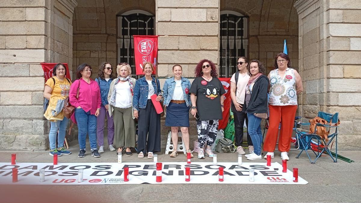 Algunas de las trabajadoras del SAF de Santiago, en la concentración ante Raxoi.