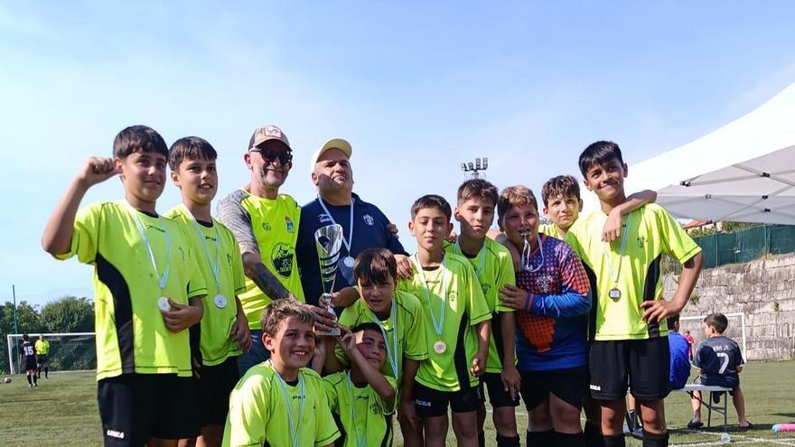 La Escuela de Fútbol Base Cangas se impone en el Torneo de Bueu