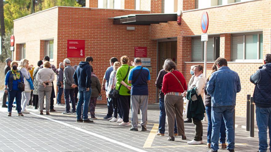 Colas para recibir la vacuna de la gripe y el covid en nuevo centros de salud alicantinos