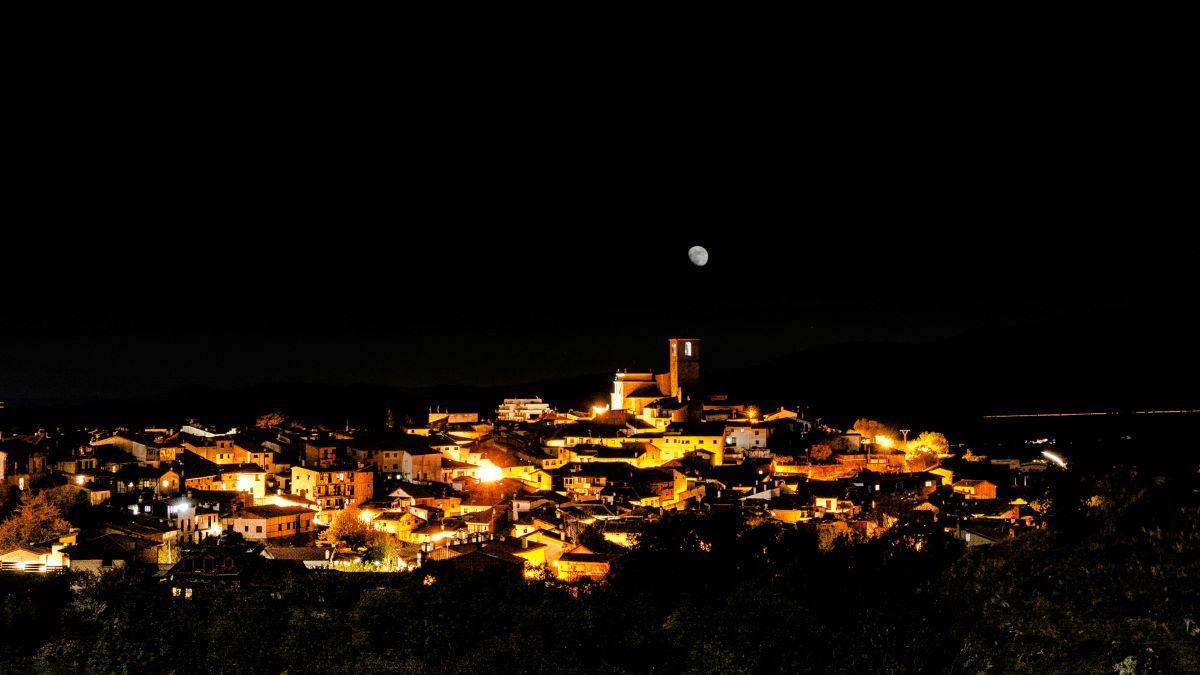 El cielo despejado permite ver la luna creciente en Hervás.