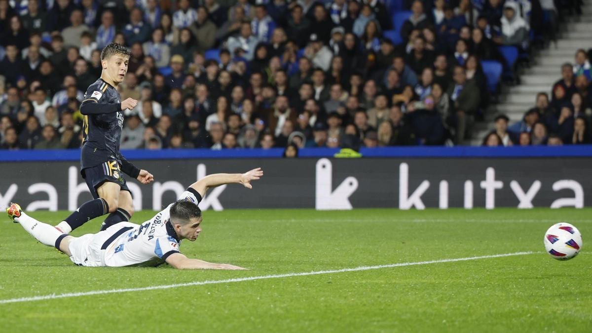 Arda Guler conecta el disparo que supuso el primer gol del Real Madrid en Anoeta