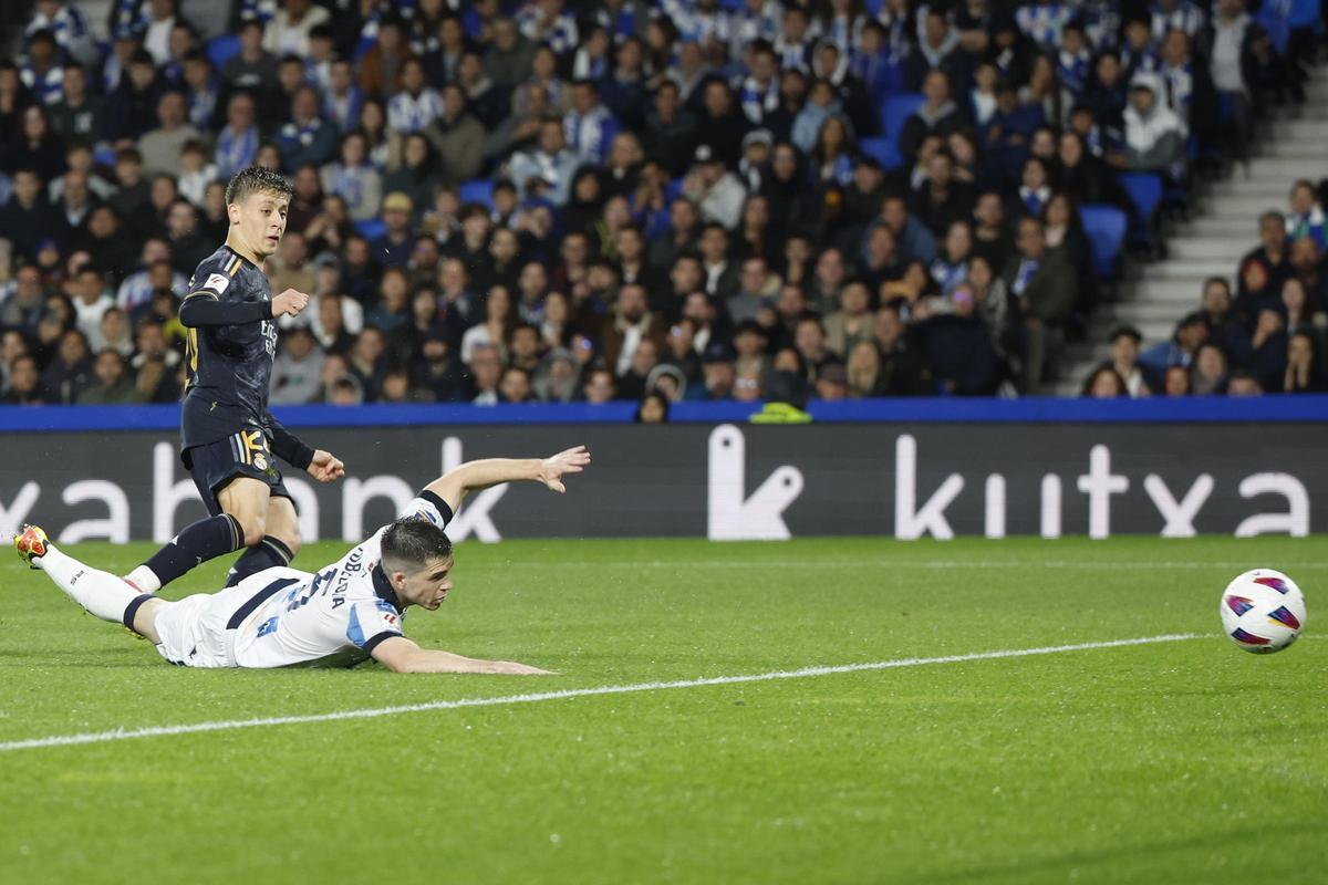 Arda Guler conecta el disparo que supuso el primer gol del Real Madrid en Anoeta