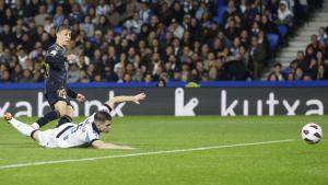 Arda Guler conecta el disparo que supuso el primer gol del Real Madrid en Anoeta