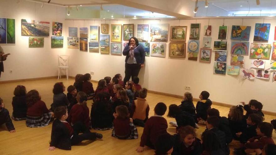 Los escolares riosellanos visitaron la exposición de Paci Román