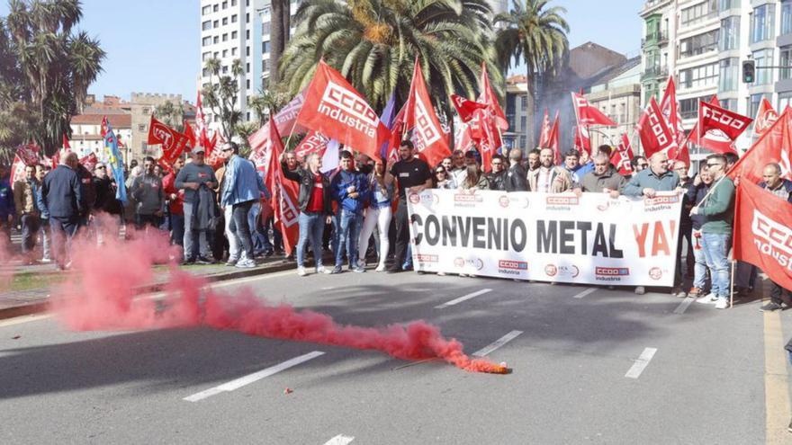 Patronal del metal y sindicatos salvan &quot;in extremis&quot; (y por ahora) la huelga de 27.000 asturianos: así es el preacuerdo
