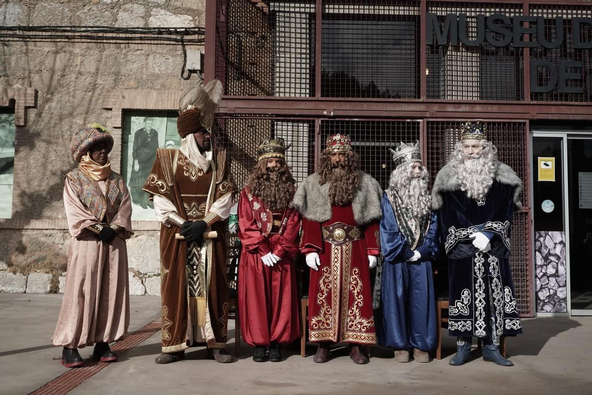 Un centenar d'infants acompanyen els reis a recollir el carbó a Sant Corneli: "És molt maco i proper”