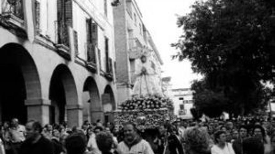 Cientos de fieles acompañan a la patrona de vuelta a la ermita