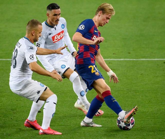 Frenkie De Jong (d), lucha por el balón con Stanislav Lobotka (i), y José Callejón del Nápoles, durante el partido de octavos de final de la Liga de Campeones de la UEFA entre el FC Barcelona y el Nápoles en el estadio Camp Nou de Barcelona.