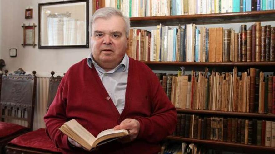 Fernando Román, con la biblioteca de Marcelo Macías detrás.  // Iñaki Osorio