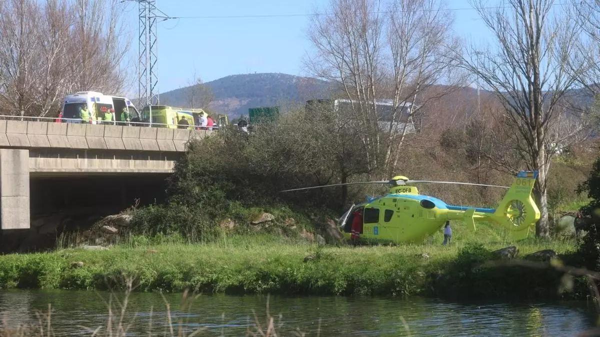 Vista del helicóptero en el lugar.