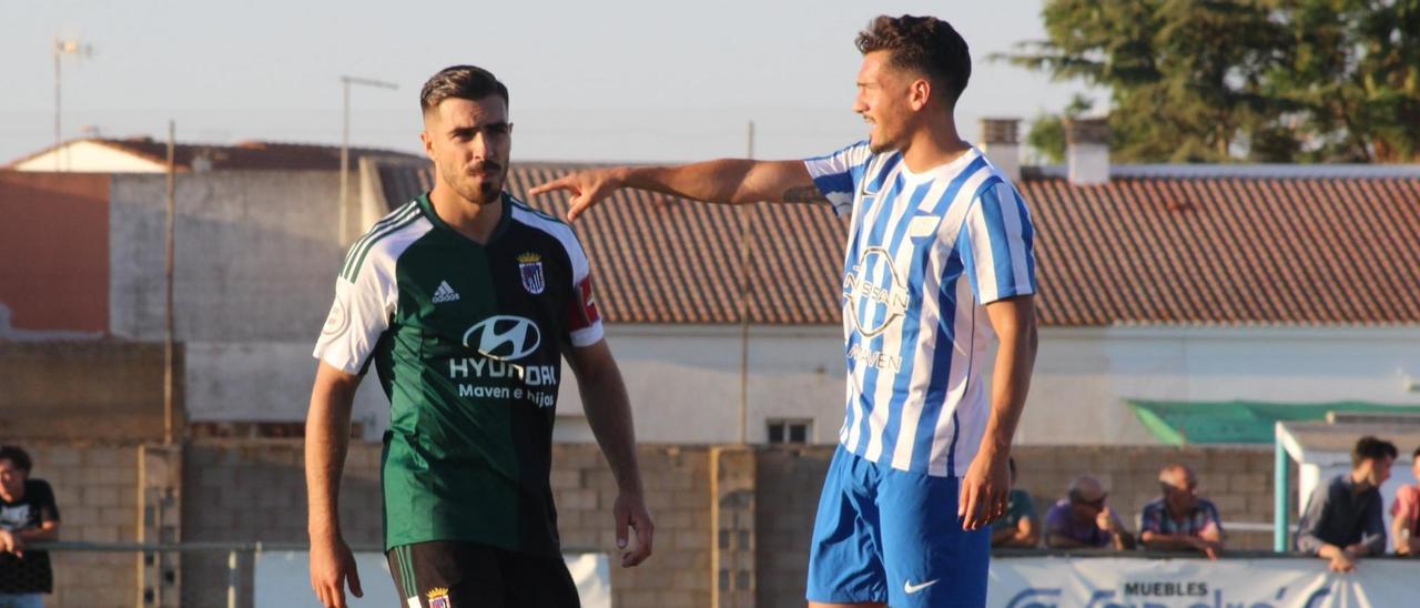 Un momento del partido entre Montijo y Badajoz.