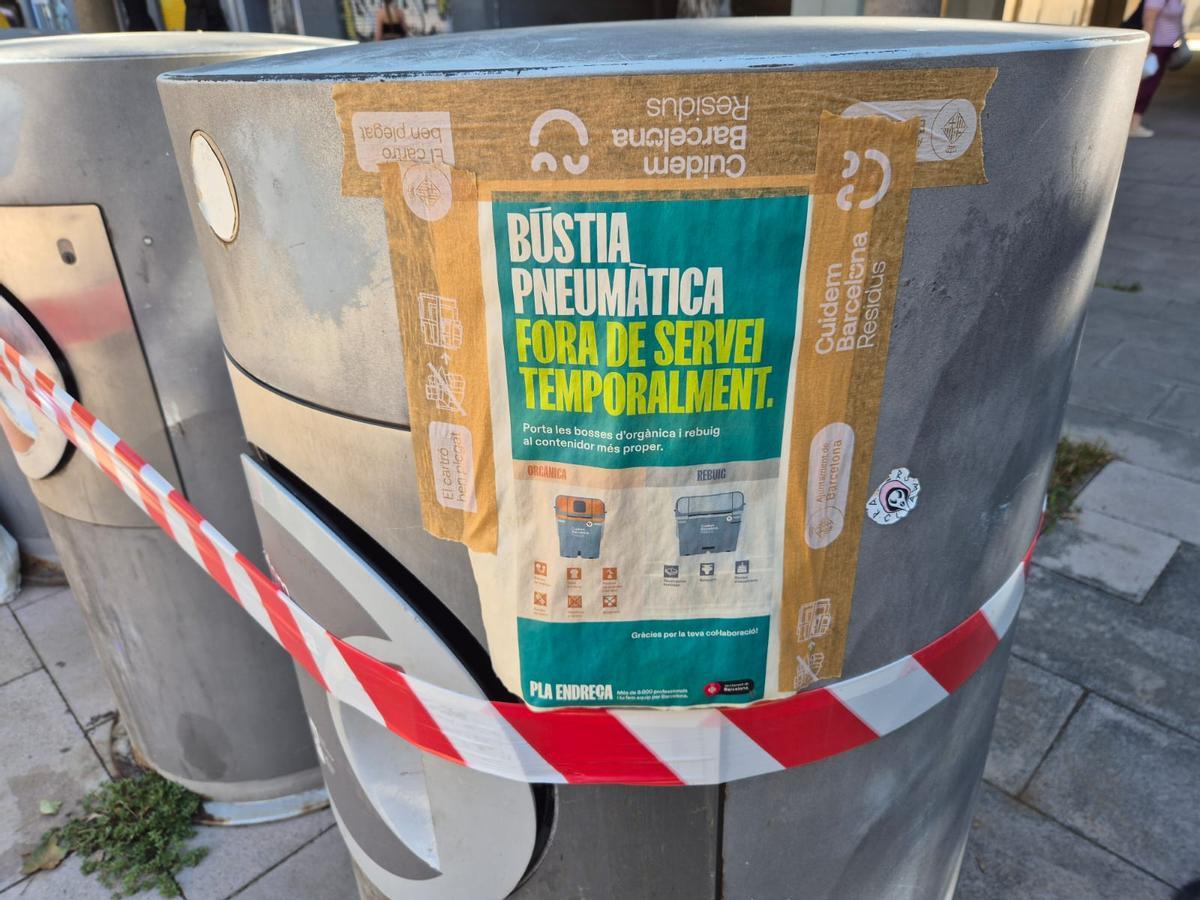 Uno de los carteles de aviso de buzones de recogida neumática sin servicio en el Poblenou, en Barcelona.