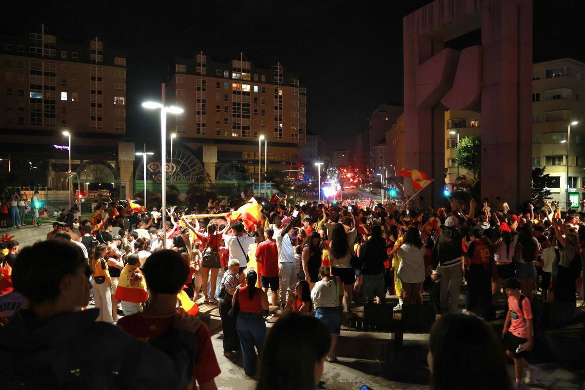 Aficionados de España celebran la victoria en el mundial de fútbol en la Praza de América.